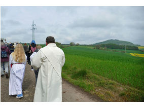 Bittprozession an der Weingartenkapelle (Foto: Karl-Franz Thiede)